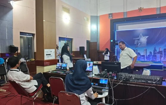 Teknisi Siaran RRI Sungailiat Siapkan Peralatan Audisi Bintang Radio