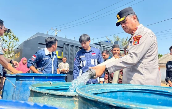 Warga di Kemuja Senang Dapat Bantuan Air Bersih dari Polda Babel