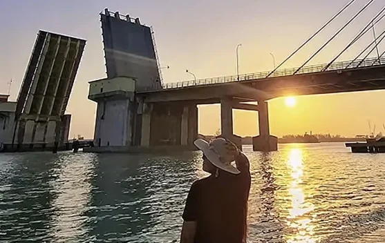 Pesona Sunset Sore Hari di Bawah Jembatan Emas