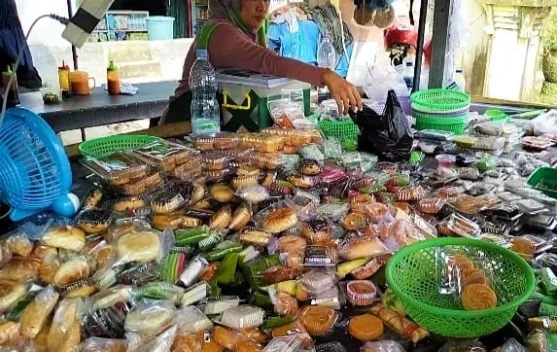Wisata Kue Tradisional di Terminal Lama Mentok