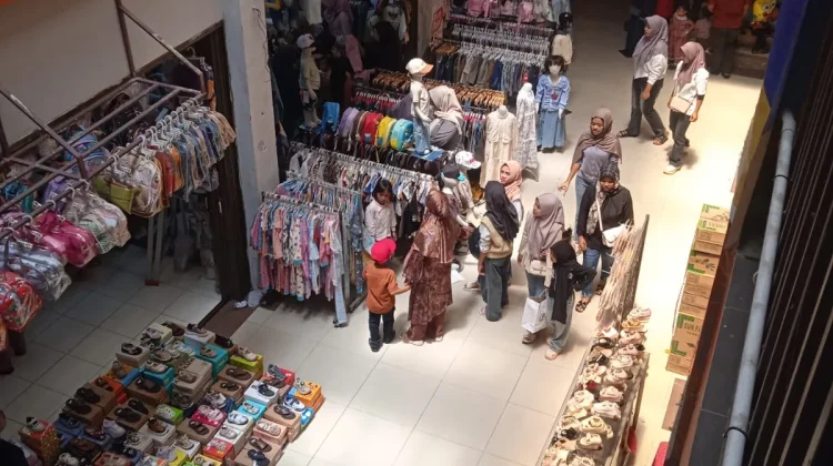Pedagang Pakaian di Sungai Penuh Raup Omzet Berlipat Ganda