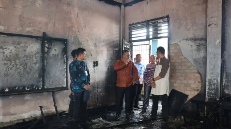 Wako Alfin Tinjau Langsung Lokasi Kebakaran di SMPN 2 Sungai Penuh