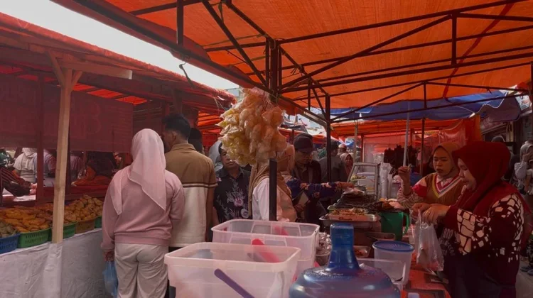Menunggu Berbuka, Warga Padati Pasar Mambo Sungai Penuh
