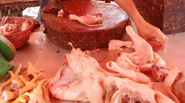 Harga Ayam Potong di Pasar Tradisional Semurup Naik Jadi Rp48.000 per Kilogram