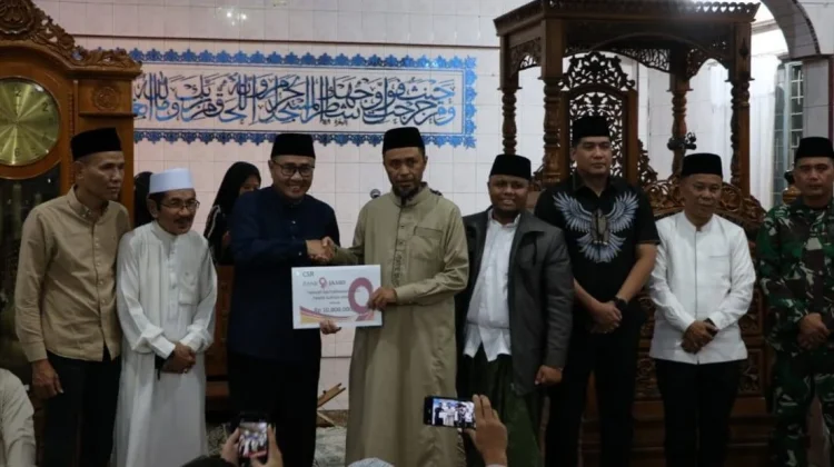 Wako Alfin Serahkan  Bantuan Rp10 Juta untuk Masjid Baiturrahman