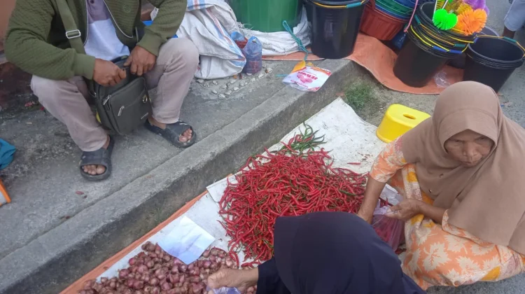 Pasokan Melimpah, Harga Cabai Merah di Pasar Belui Turun