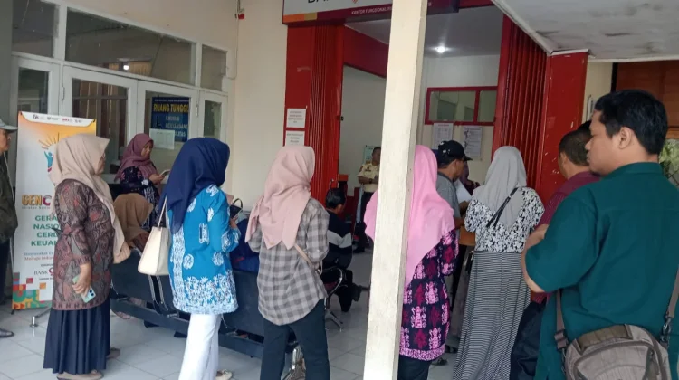 Antrean Panjang Nasabah Bank Jambi Terjadi di Sungai Penuh