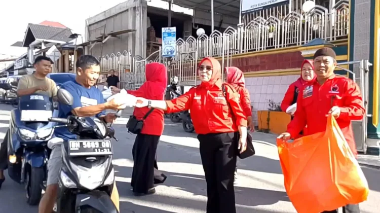 DPC PDIP Sungai Penuh Bagikan 1.000 Takjil