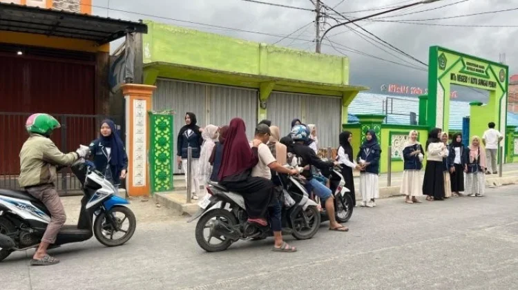 Siswa MTsN 1 Sungai Penuh Bagikan Takjil Kepada Pengendara