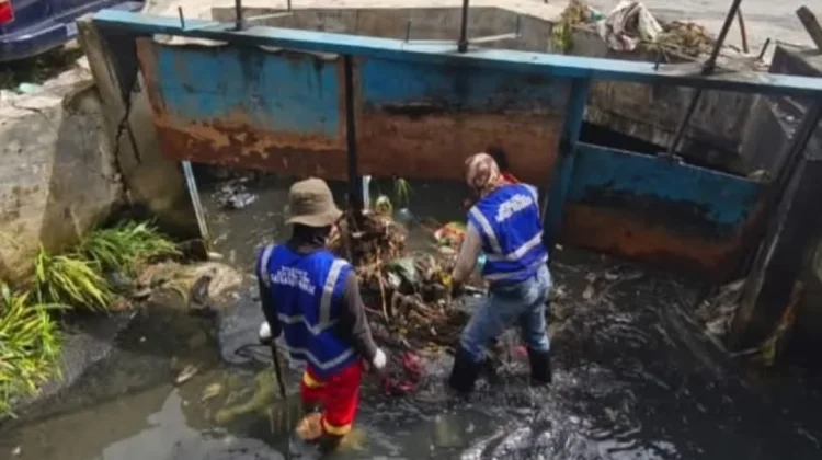 Satgas PUPR Bersihkan Drainase Jalan Pancasila usai Banjir