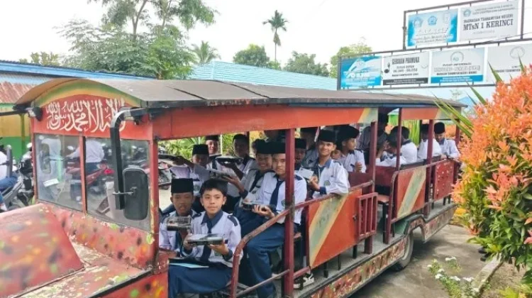 Siswa  MTsN I Kerinci Menerima Makan Gizi Gratis
