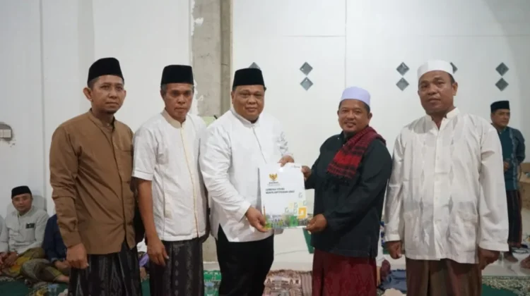 Safari Ramadhan, Sekda Merangin Serahkan Bantuan untuk Masjid Al Muhajirin