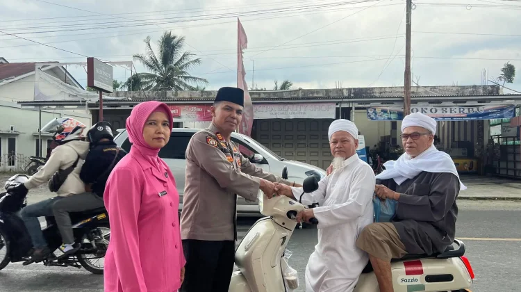 Polsek Air Hangat Bagikan Ratusan Takjil untuk Masyarakat