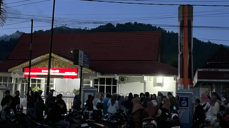 ATM dan M-Banking Belum Aktif, Bank Jambi Diserbu Nasabah