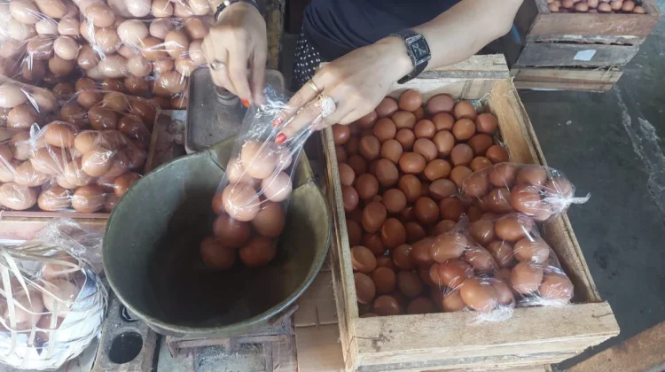 Harga Telur di Pasar Tanjung Bajure Stabil, Pedagang Keluhkan Pembeli Sepi