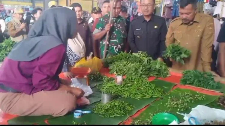 jelang Idulfitri, Bupati Monadi Tinjau Harga Sembako di Pasar Senen Siulak