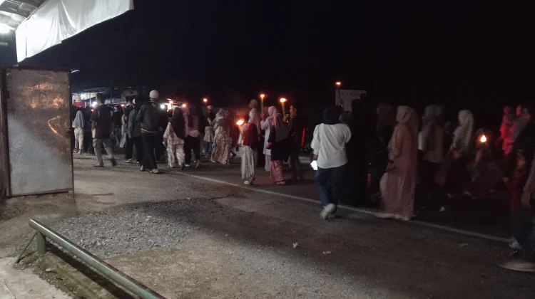 Cahaya Obor Iringi Takbir, Tradisi Warga Sanggaran Agung Penuh Kebersamaan