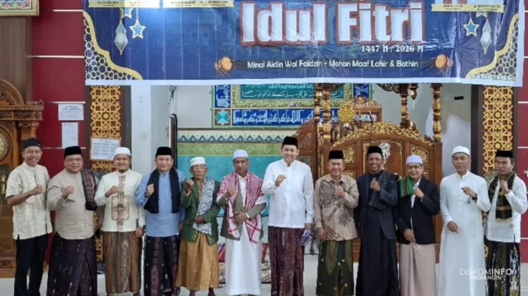 Bupati Merangin Sholat Idul Fitri Bersama Ribuan Warga di Masjid Baitul Makmur