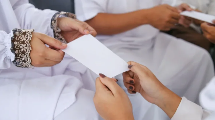 Tradisi Berbagi THR saat Lebaran dan Maknanya
