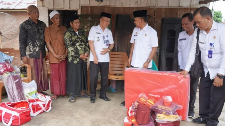 Wabup Merangin Salurkan Bantuan Bagi Korban Kebakaran