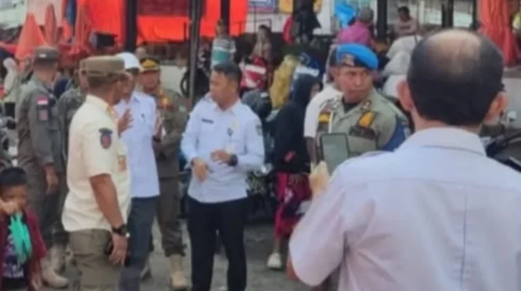 Sekda Alpian Sidak Pasar Tanjung Bajure, Pastikan Harga Sembako Stabil