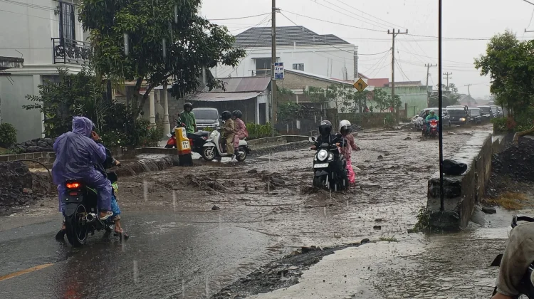 Drainase meluap, desa tangkil kecamatan gunung tujuh terdampak banjir