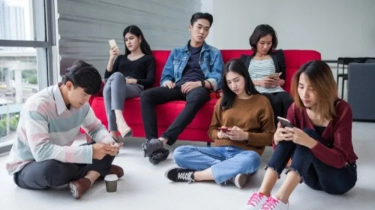 Kebiasaan sering buka ponsel ketika orang berbicara, ini ciri kepribadiannya