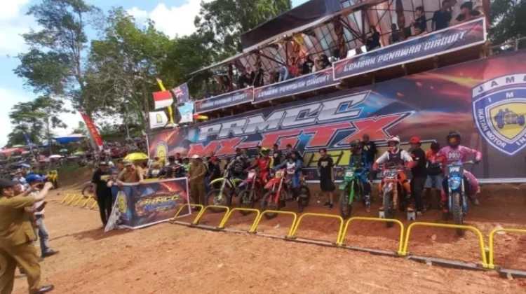Ribuan Penonton Padati Lembah Penawar,Untuk Menonton Balap Motorcross