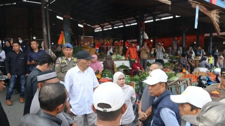 Azhar Hamzah Tinjau Pasar Tanjung Bajure, Pastikan Kondisi Tetap Tertib