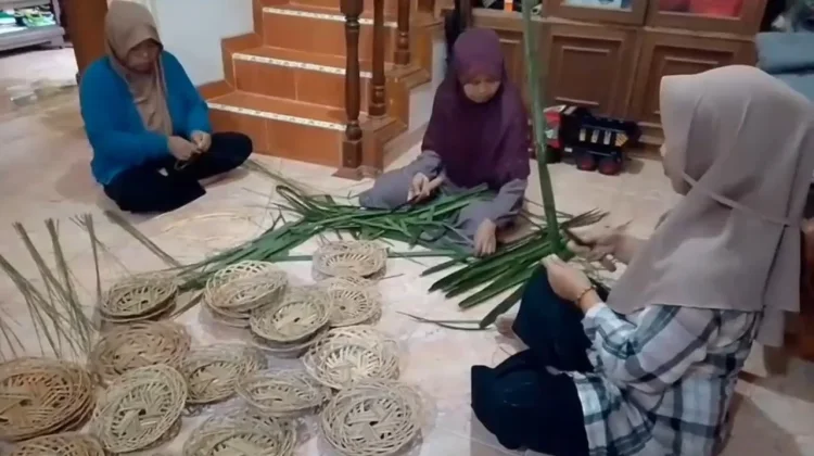 Piring Lidi Sawit Antipecah Jadi Peluang Usaha