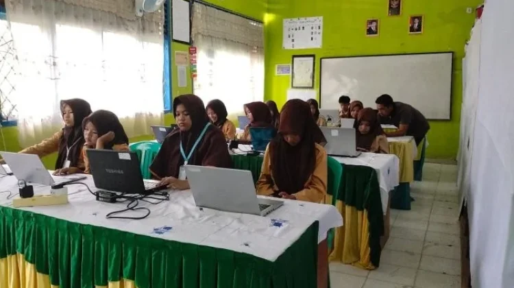 Siswa Kelas IX MTsN 2 Kota Sungai Penuh Tuntaskan Tes Akademik