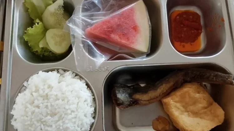 Lele, Tahu dan Semangka Warnai Menu MBG untuk Siswa MTsN 2 Sungai Penuh