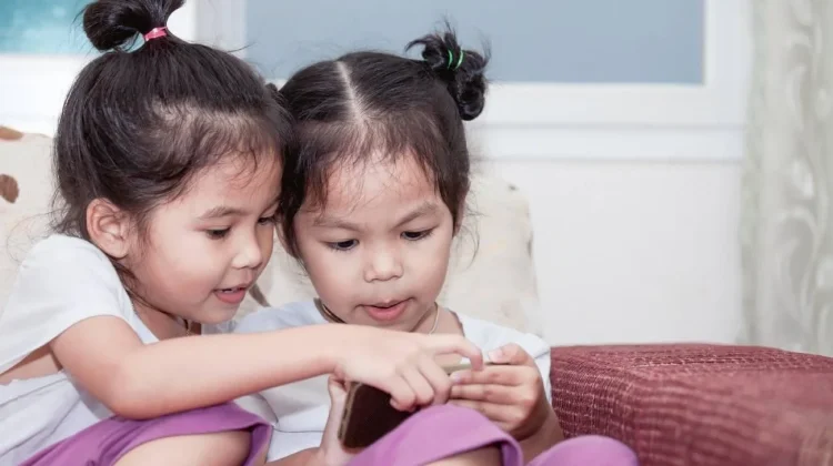 Screen Time Berlebih pada Anak Berisiko Gangguan Komunikasi