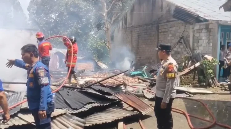 Dua Rumah Kontrakan di Merangin Ludes Terbakar
