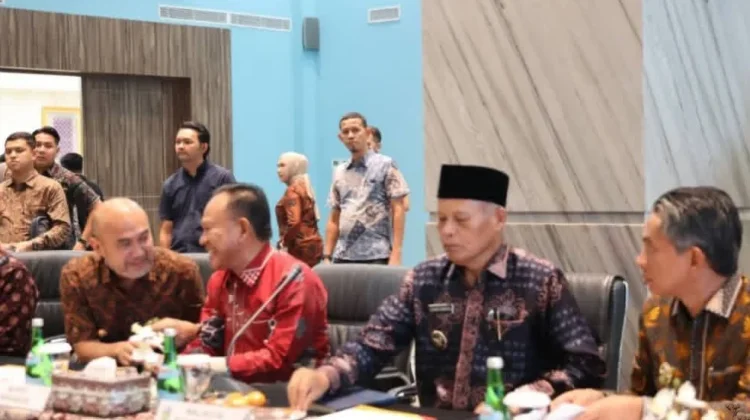 Wawako Sungai Penuh Hadiri RUPSLB Bank Jambi