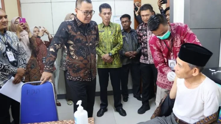 Wako Alfin Pantau Vaksinasi Jamaah Calon Haji, Titip Pesan Jaga Kesehatan