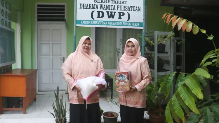 Kemenag Kota Sungai Penuh menyalurkan bantuan berupa sembako