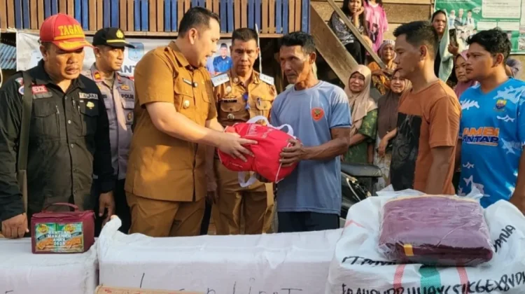 Bupati Merangin Salurkan Bantuan untuk Korban Banjir Tiang Pumpung