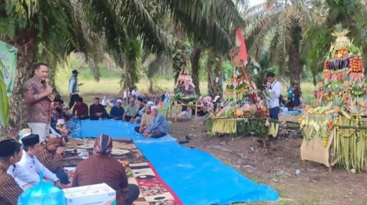 Pawai Gunungan Warnai Sedekah Bumi di Tabir Lintas Merangin