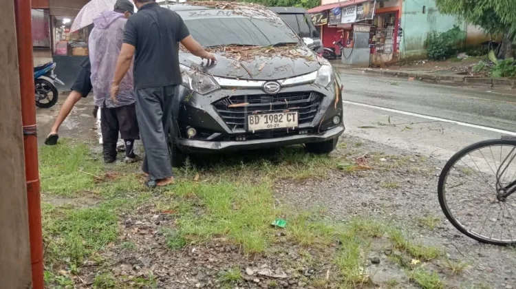 Mobil Parkir Tertimbun Material Longsor usai Hujan Lebat di Kerinci