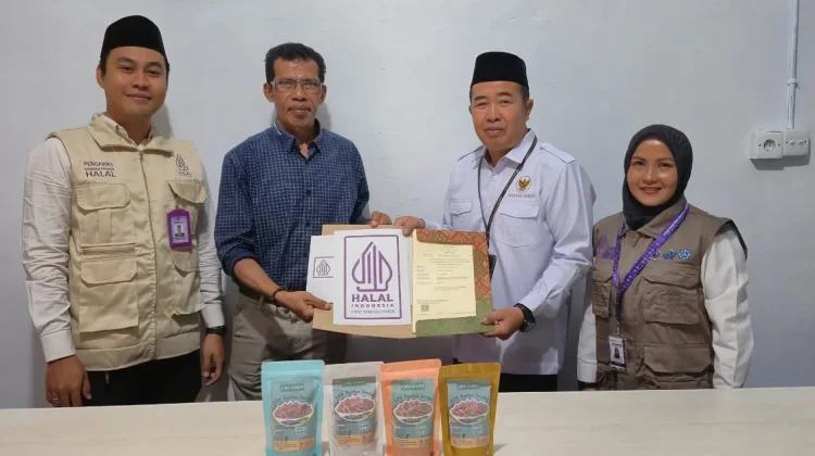 Kemenag Sungai Penuh Serahkan Sertifikat Halal