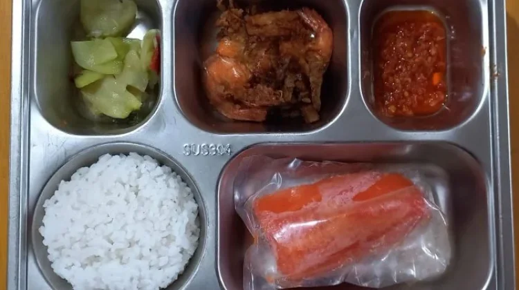 Siswa MTsN 2 Sungai Penuh Terima Menu Sehat MBG,Udang hingga Pepaya