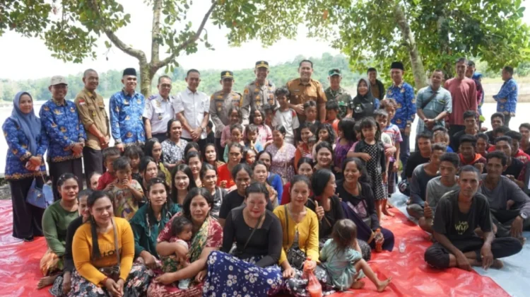 Pemkab Merangin Salurkan Bantuan untuk SAD dan Warga Miskin