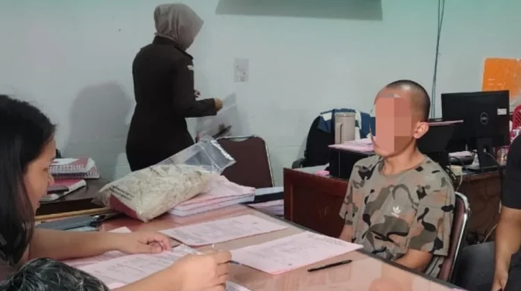 Kejari Sarolangun Terima Dua Tersangka Kasus Penganiayaan Berat dan Pengancaman