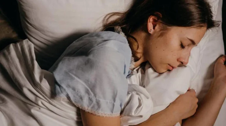 Sering terbangun saat tidur? Ini penyebab dan tanda normalnya