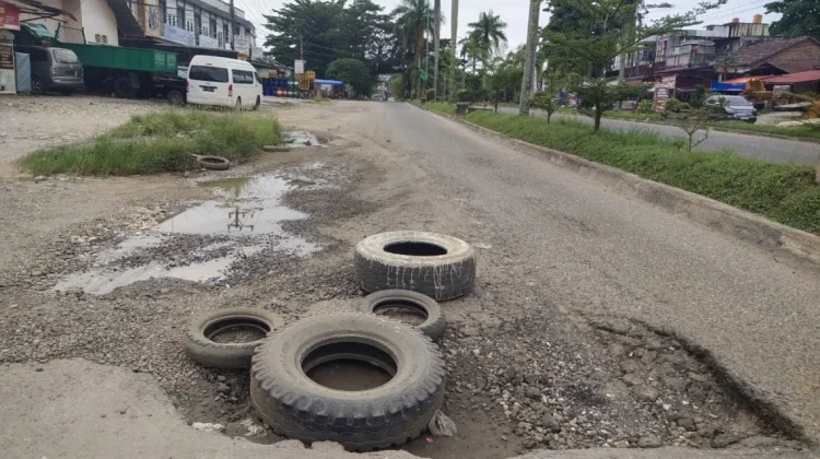 Lubang Menganga di Jalur Tiga Bangko, Pengendara Khawatir Jadi Pemicu Kecelakaan