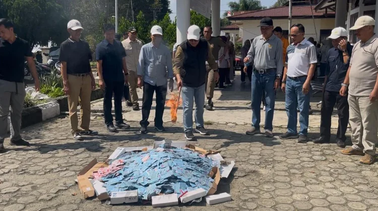 Disdukcapil Sungai Penuh Musnahkan 20.025 KTP Elektronik