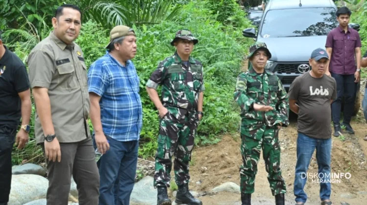 Bupati Merangin Tinjau Jalan Karya Bakti TNI di Sengering