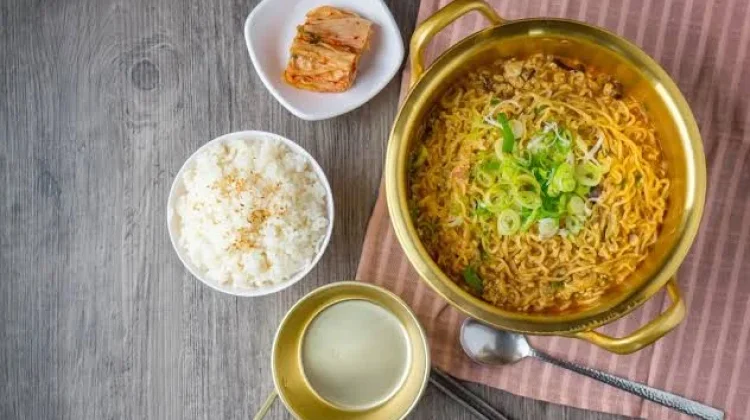 Mie Instan/Nasi, Mana yang Lebih Cepat Membuat Gemuk?