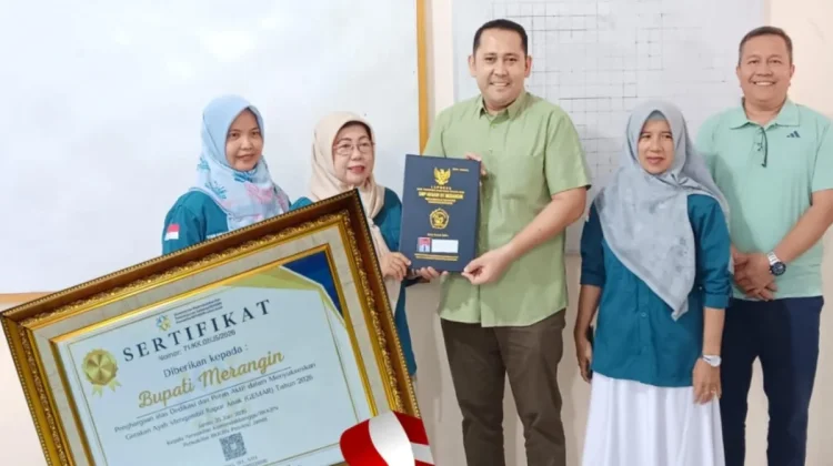 Bupati Merangin Terima Penghargaan atas Dukungan Gerakan Ayah Teladan